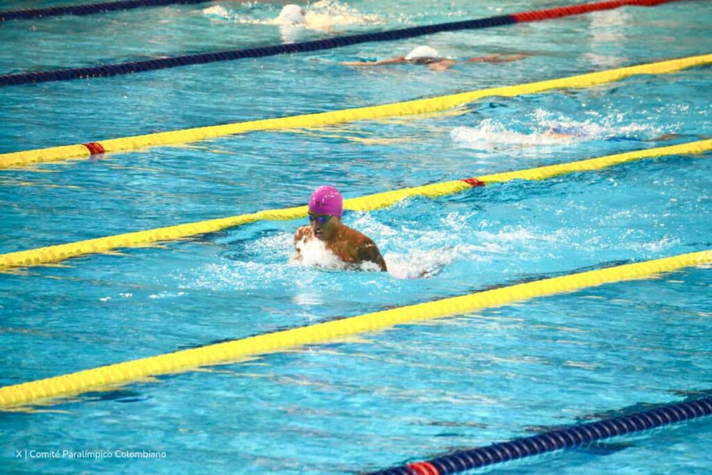 El deporte adaptado: superación, resiliencia y el espíritu paralímpico colombiano 2 deporte adaptado, Nadador paralímpico colombiano, Más Deportes