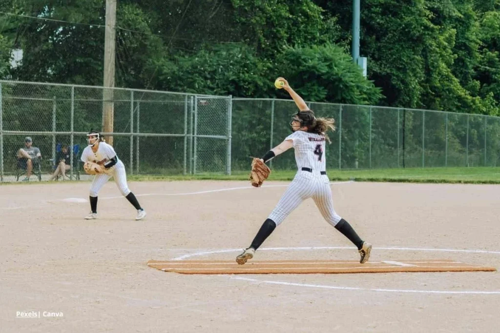 duelos de pitcheo – jugadora de softbol lanzando desde el círculo