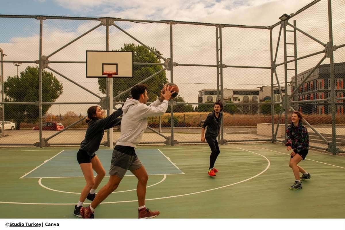 La falta de 8 segundos en baloncesto: reglas y consecuencias