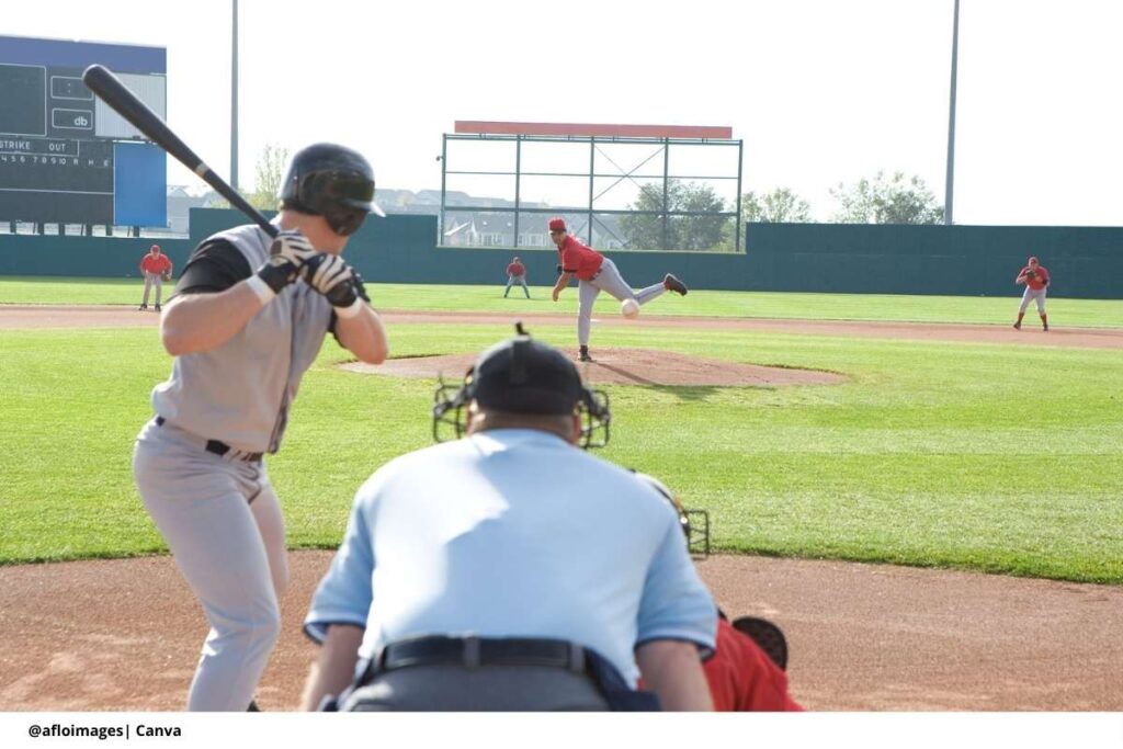 lanzamiento ilegal béisbol