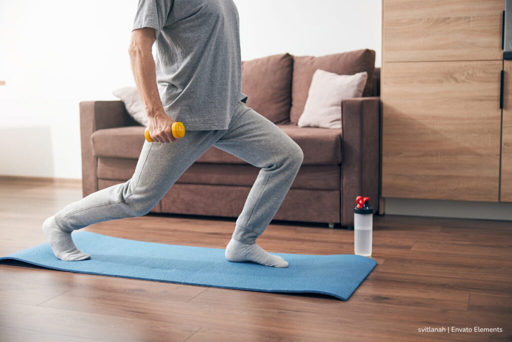 La dosis mínima de ejercicio que no exige rutinas largas ni equipos especiales: ¿con un minuto basta? 3 dosis mínima de ejercicio, hombre mayor realizando ejercicio, Más Deportes